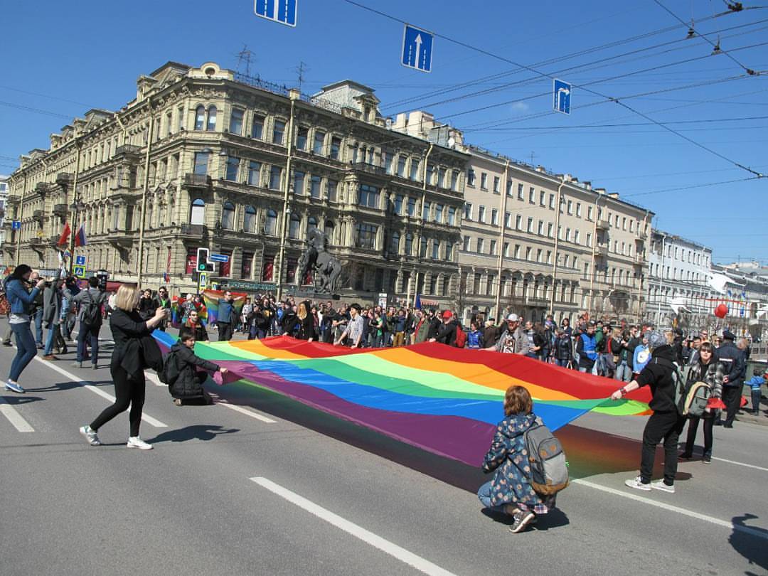 Фото радужного флага, развёрнутого на Аничковом мосту в Санкт-Петербурге 1 мая 2016 года.