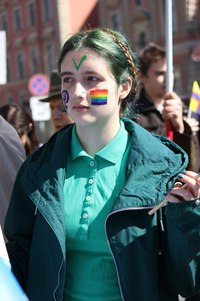 Фото девушки из "зелёной" колонны с нарисованной на лице радужной символикой, Санкт-Петербург, 1 мая 2016 года