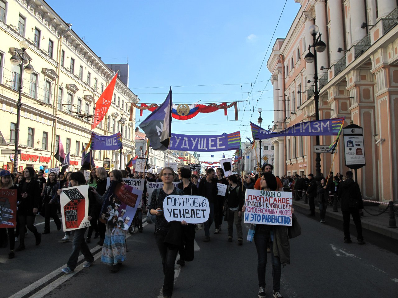 Фото двух девушек, несущих плакаты "Гомофобия убивает" и "Закон о "пропаганде" приводит к убийствам гомосексуальных людей. И это равенство?". 1 мая 2016 года. Санкт-Петербург.